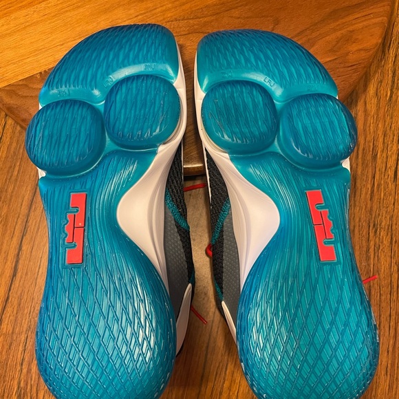 Nike LeBron Witness 4 Tennis Shoes - Picture 5 of 6